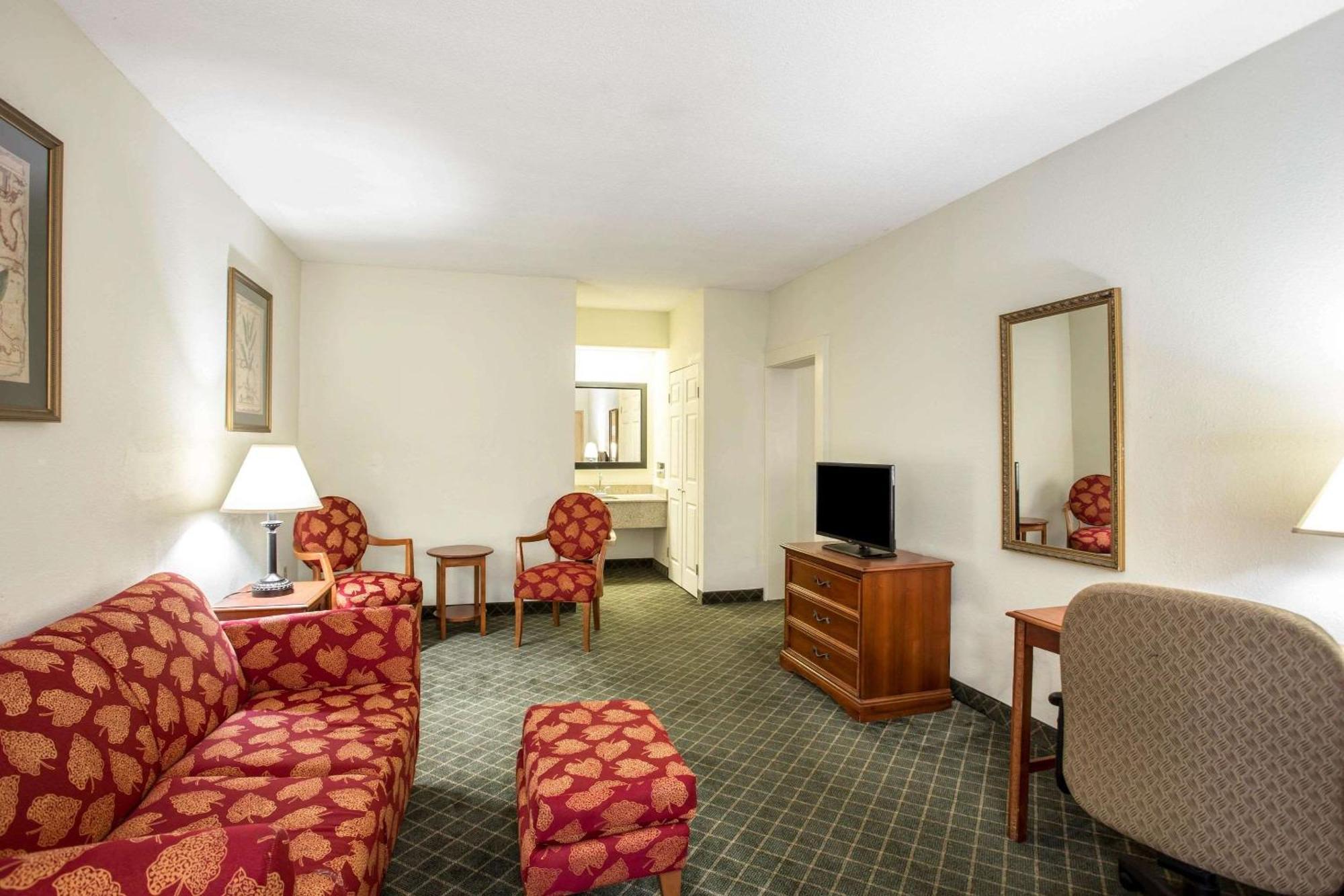 Clarion Inn & Suites Aiken South Exteriör bild