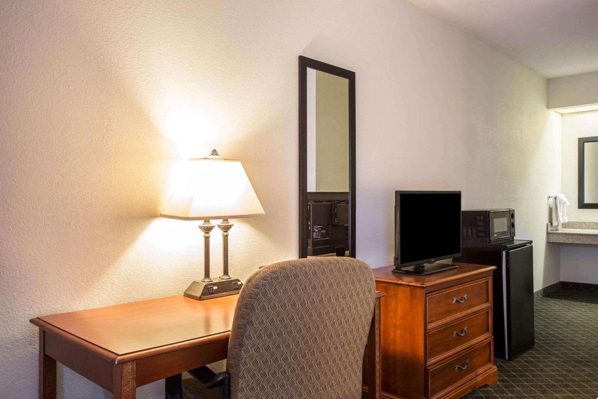 Clarion Inn & Suites Aiken South Exteriör bild